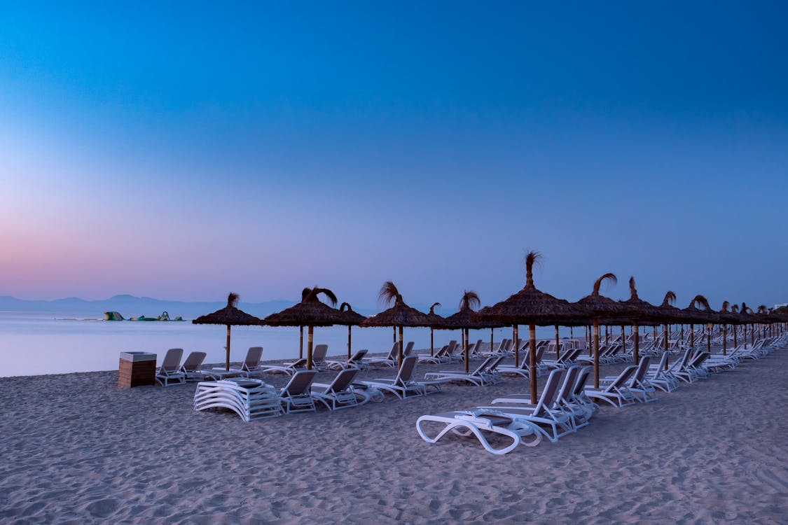 Безкоштовне стокове фото на тему «берег моря, Захід сонця, м'яке крісло»