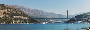 杜布罗夫尼克的景观令人惊叹，以弗兰霍·图希曼大桥和周围的山脉为特色