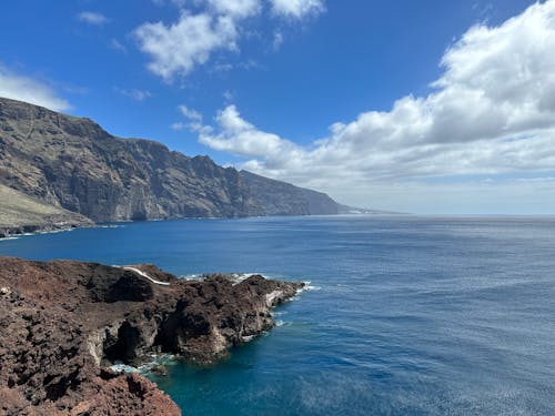 青空の下にあるアカンティラドス・デ・ロス・ヒガンテスの断崖のある大西洋沿岸の眺め、ブエナビスタ・デル・ノルテ、テネリフェ島、カナリア諸島、スペイン、2023 年 3 月