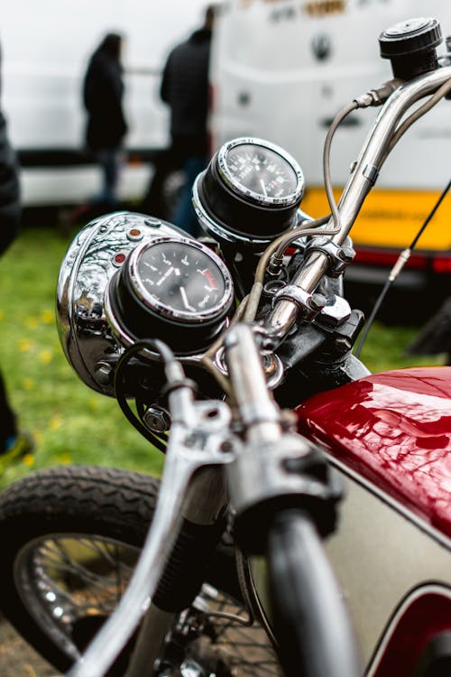 Безкоштовне стокове фото на тему «класичний автомобіль, спідометр, червоний мотоцикл»