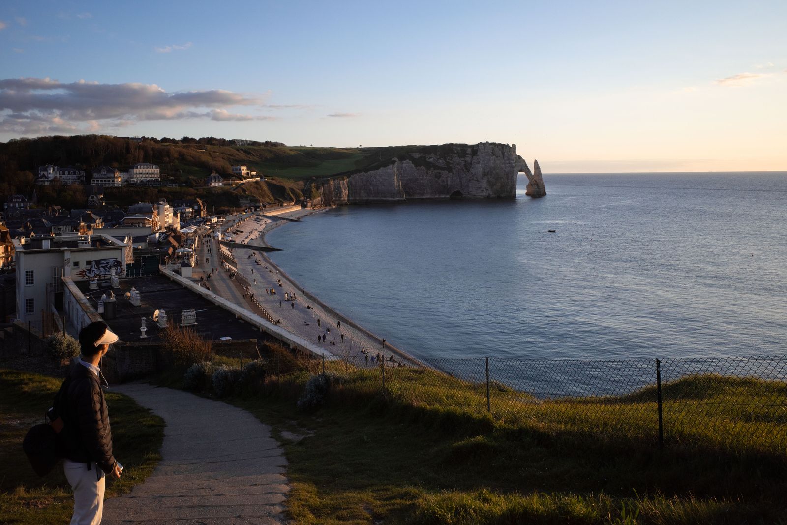 Falaises de la Côte d'Albâtre en Normandie au lever du jour, plage de galets et lumière douce