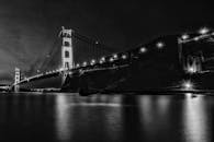 旧金山平静的水面上，映照着令人惊叹的金门大桥黑白夜色