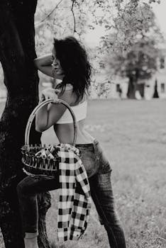 一位时尚女性在户外提着单色篮子摆姿势