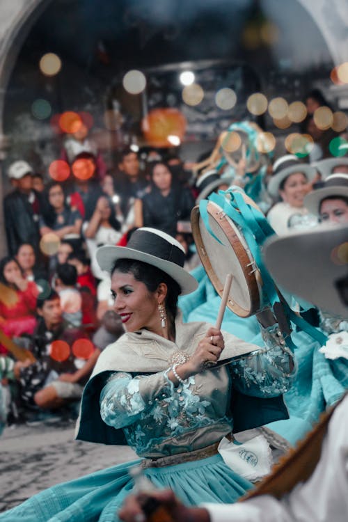 Mujer Tocando Instrumentos Musicales