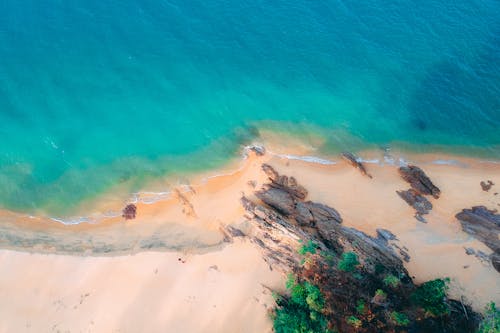 Fotografi Pemandangan Garis Pantai Dari Burung