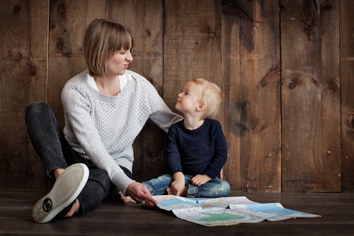 地図を保持している女性と子供