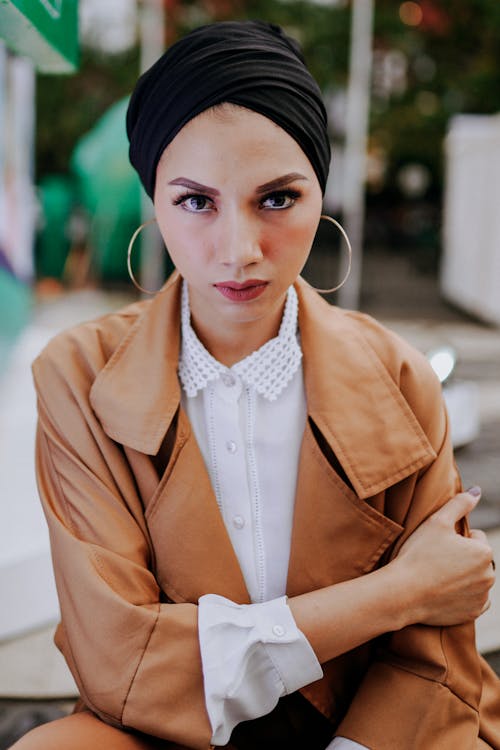 Portrait Photo De Femme En Turban Noir Et Veste En Cuir Marron