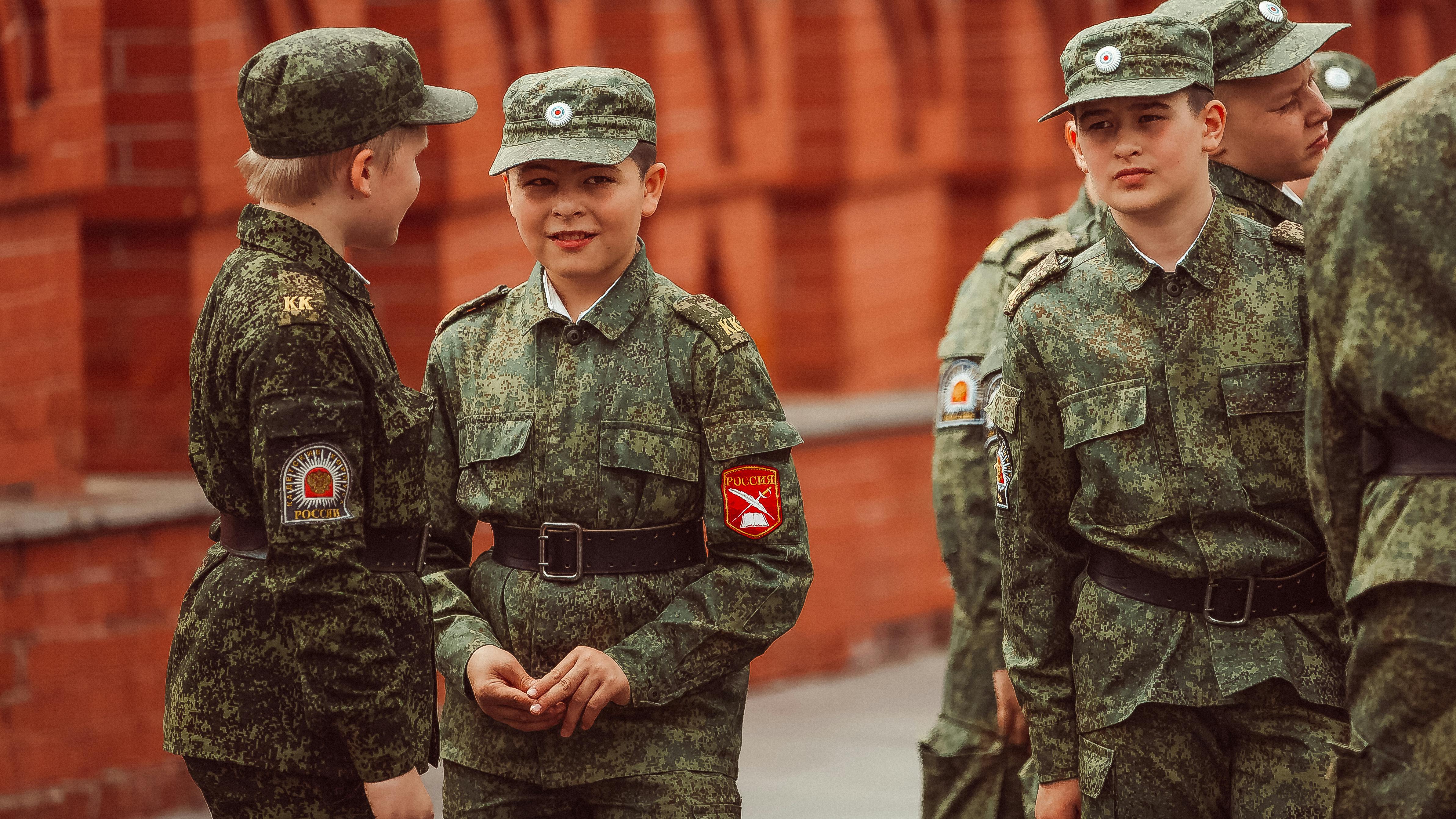 涼亭裡的國防課：軍事知識普及新模式