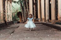 在圣保罗的户外小路上，可爱的幼儿穿着连衣裙探索