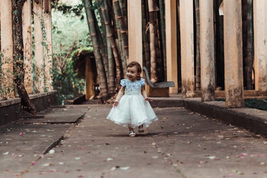 在圣保罗的户外小路上，可爱的幼儿穿着连衣裙探索