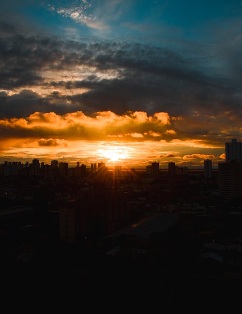 Безкоштовне стокове фото на тему «Захід сонця, місто, небо»