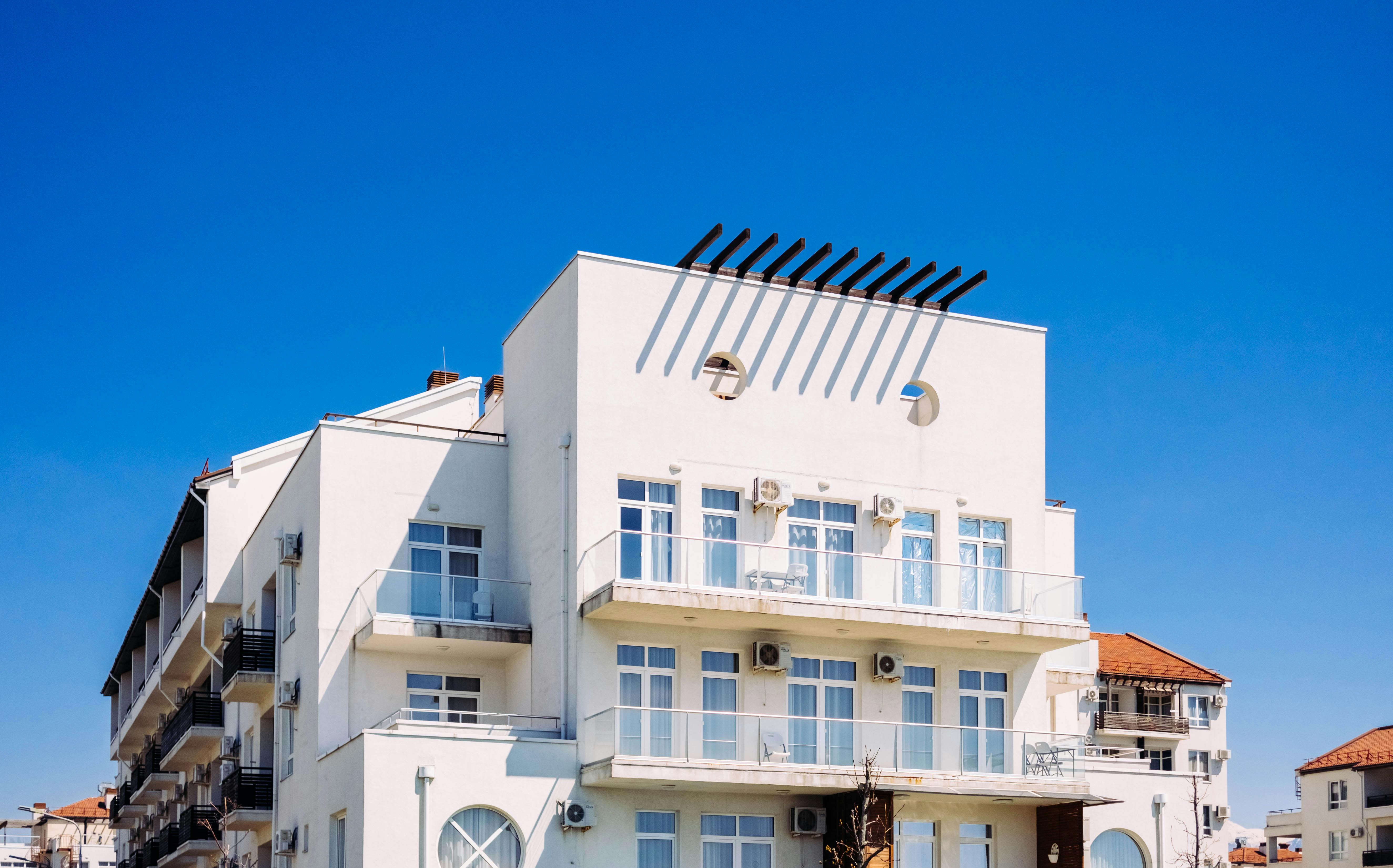 在俄罗斯索契，当代白色建筑映衬着清澈的蓝天，尽显现代风格