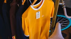 时尚商店里，活力十足的衬衫和自行车陈列其中，尽显现代时尚气息