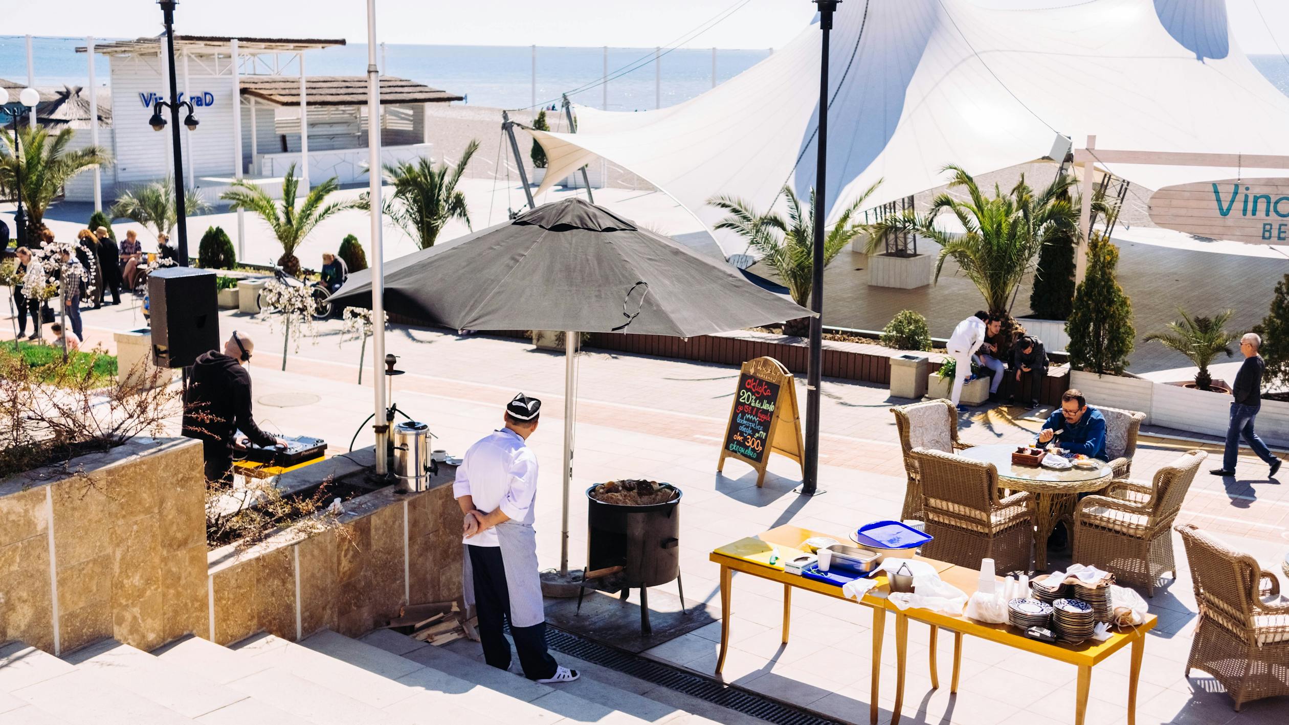 7 Steps on How to Be an Effective Host-Hostess in a Restaurant 7 Steps on How to Be an Effective Host-Hostess in a Restaurant