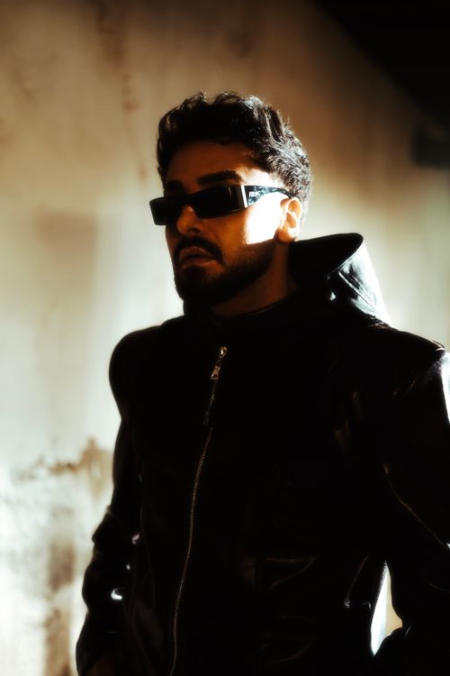 Free Moody portrait of a man in a black jacket and sunglasses, exuding fashion and confidence. Stock Photo