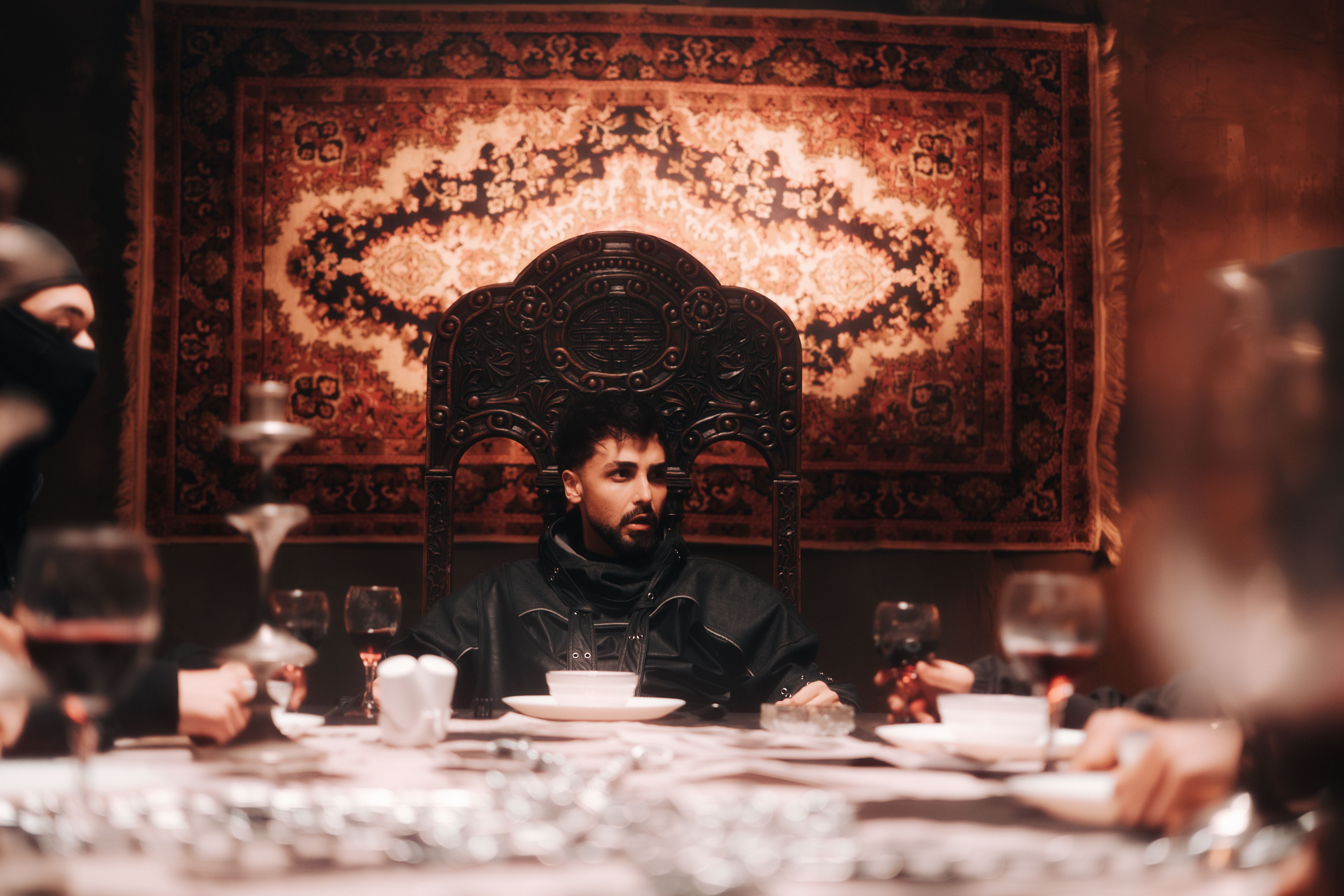 Ücretsiz #kapalı, aan lichtbak toevoegen, adam içeren Ücretsiz stok fotoğraf Stok Fotoğraflar