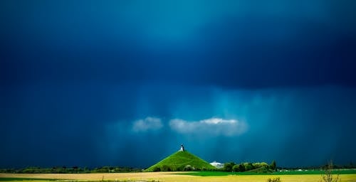 Colina Verde Bajo Un Cielo Azul