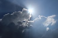 蔚蓝的天空中透出明亮的阳光