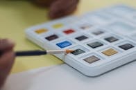 艺术工作室里，水彩颜料和画笔的特写非常适合创意项目