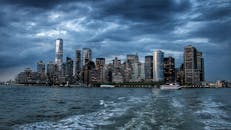 阴郁的暮光天空映衬下，纽约市摩天大楼的景象显得格外戏剧性