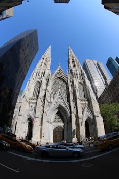 纽约圣帕特里克大教堂的鱼眼景观，展现了其哥特式建筑的惊人魅力