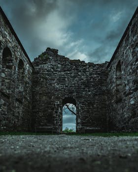 奥斯陆古代废墟的照片以戏剧性的石头建筑展现了喜怒无常的氛围