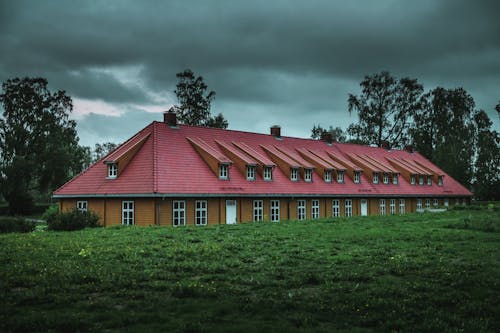 çim Alanın Yakınındaki Kırmızı Ve Kahverengi Ev