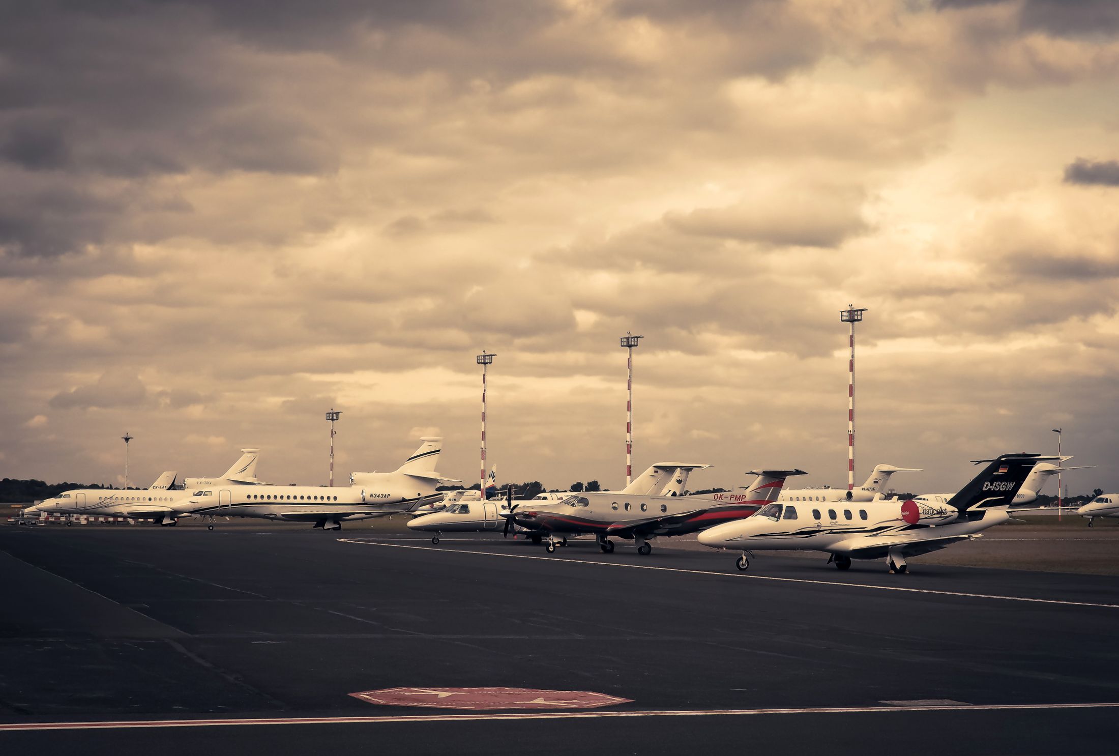 Mehrere Privatjets auf dem Vorfeld eines Flughafens