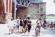 阳光明媚的日子里，朋友们骑着自行车聚集在辛辛那提的桥下