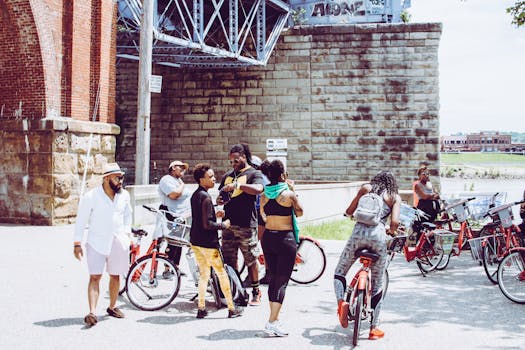 阳光明媚的日子里，朋友们骑着自行车聚集在辛辛那提的桥下