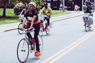 辛辛那提的城市街道上，一群骑自行车的人正享受着阳光明媚的骑行