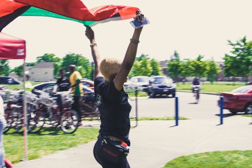 Afrika, bisiklet binmek, kırmızı siyah yeşil bayrak içeren Ücretsiz stok fotoğraf