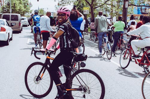 Afrikalı Amerikalı, antrenman yapmak, bisiklet binmek içeren Ücretsiz stok fotoğraf