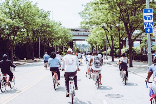 Люди, езда на велосипеде по бетонной дороге