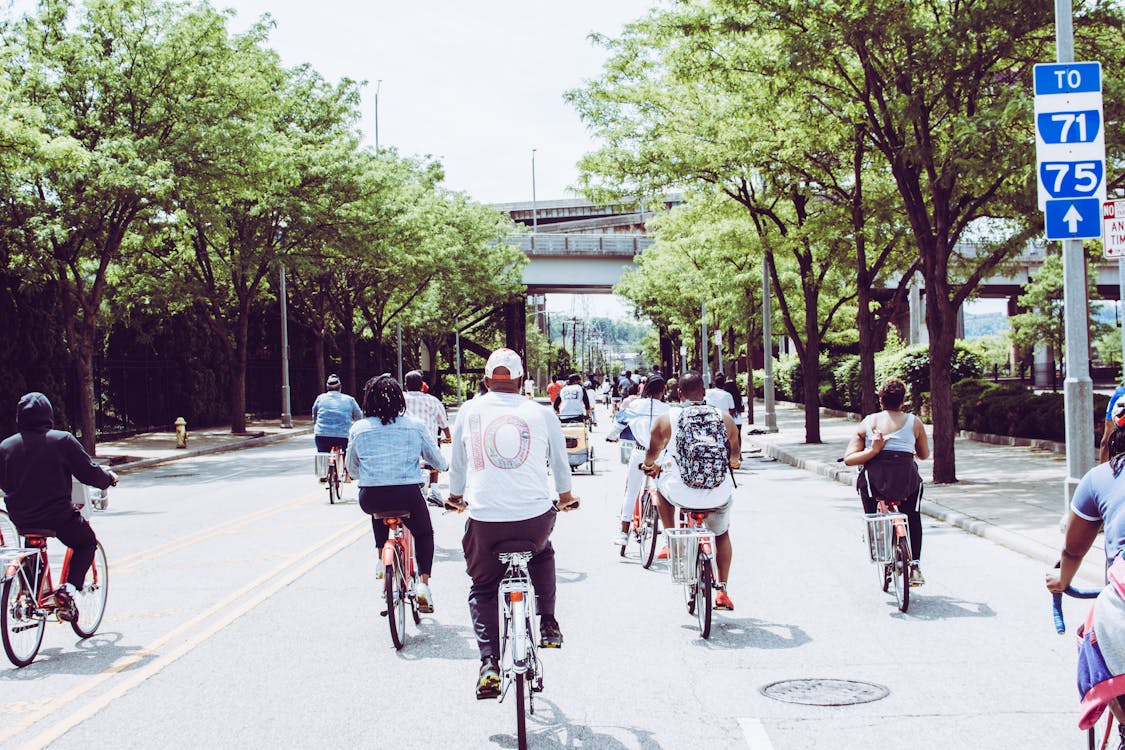 Free Mensen Fietsen Op Betonnen Weg Stock Photo