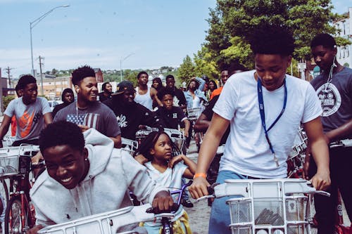 Fotobanka s bezplatnými fotkami na tému Afroameričania, bicykle, byť spolu