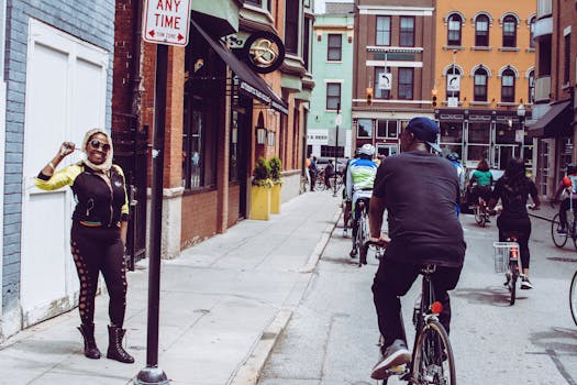 一张俄亥俄州辛辛那提市街头生动的照片，其中有一名骑自行车的人和一名站立的妇女