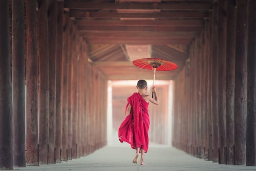 Niño Caminando Entre Bastidor De Madera Sosteniendo El Paraguas