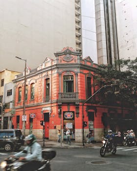 贝洛奥里藏特市中心一座充满活力的红色历史建筑的街景