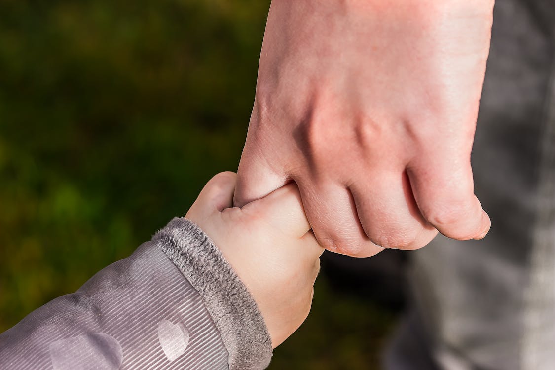 Niño De La Mano De Otra Persona