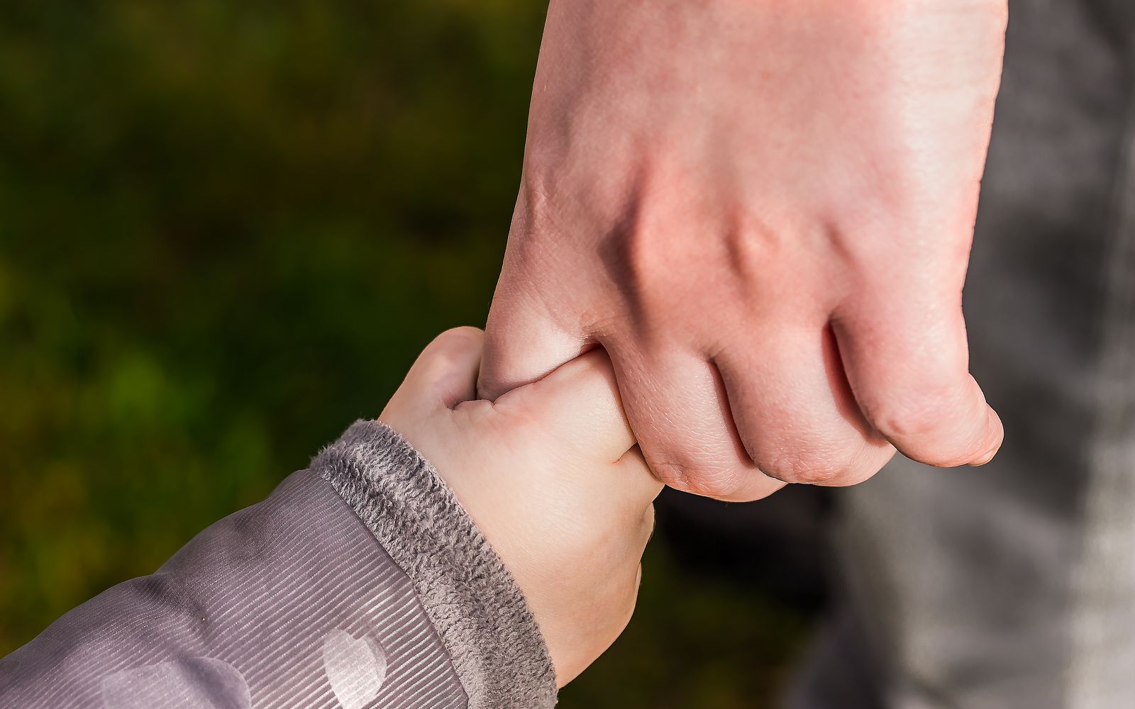 Ouder en kind lopen samen richting een nieuwe opvangkeuze