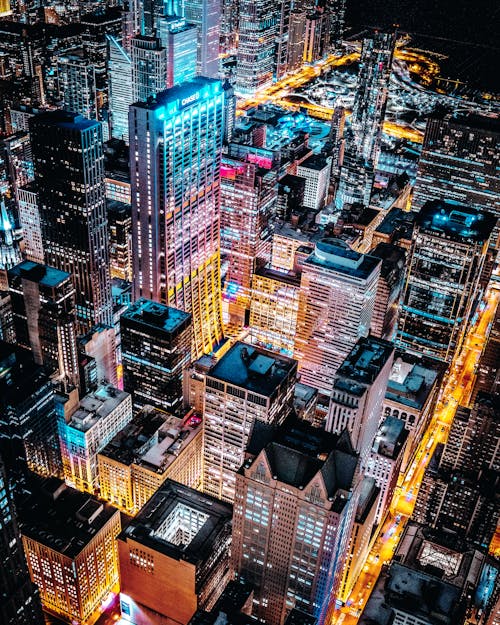 밤에 도시의 항공 사진