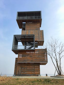 这座现代木塔造型独特，在蓝天下展现出几何设计与极简主义的线条