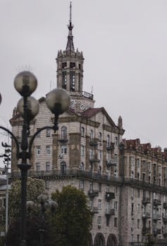 白天，乌克兰基辅一座历史悠久的塔楼和建筑被灯柱捕捉到