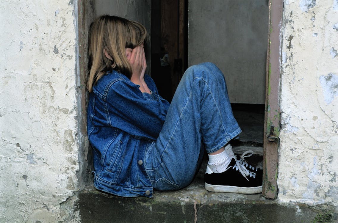 Ücretsiz Kapı Eşiğinde Oturan Yalnız Kız Stok Fotoğraflar