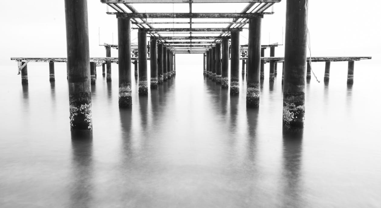 gratis Grijswaardenfotografie Van Dock On Body Of Water Stockfoto