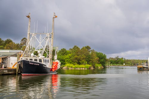 A boat is docked at a dock in a harbor