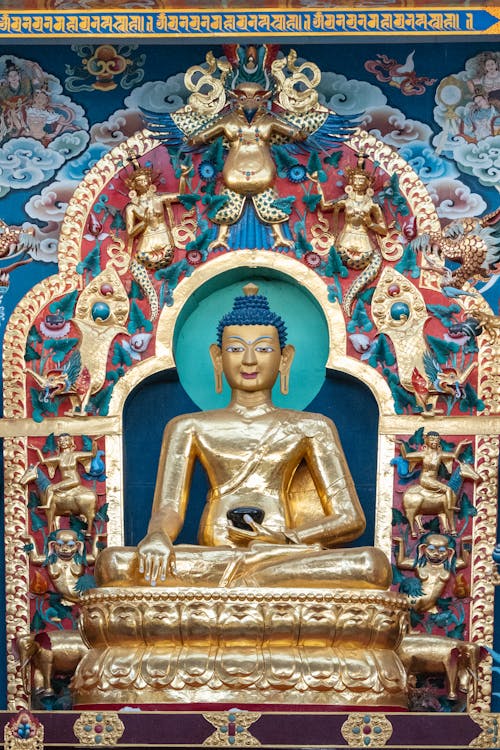 Buddha meditating golden statue