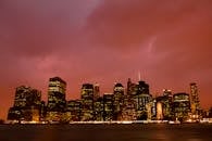 黄昏时分，纽约市的天际线在灯光的映照下显得格外美丽