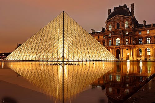 Museu Do Vidro Transparente Durante A Golden Hour